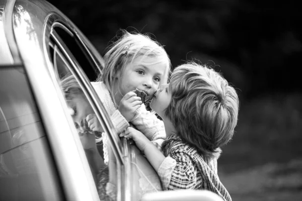 Κάρτα του Αγίου Βαλεντίνου. Ρομαντικά παιδιά που βγαίνουν ραντεβού την ημέρα του Αγίου Βαλεντίνου. Τα παιδιά φιλιούνται. — Φωτογραφία Αρχείου