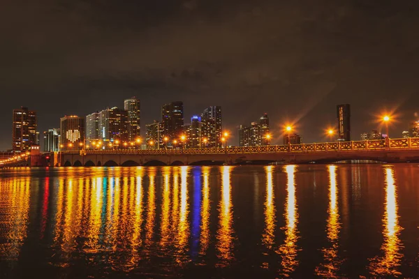 Miami, horizonte del centro. Miami Florida, panorama al atardecer con coloridos edificios comerciales y residenciales iluminados y puente en la bahía de Biscayne. —  Fotos de Stock