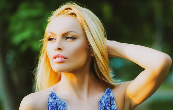 Skönhet spa kvinna med perfekt hud porträtt. Vacker tjej modell med naturlig makeup. — Stockfoto