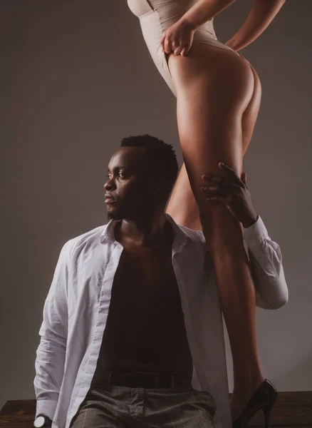 Sexo interracial en pareja. Abrazando apasionadamente. Amor sexy. Erótico y deseo. —  Fotos de Stock