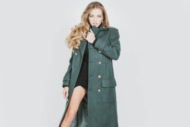 Tarz kadın ceketi. Stüdyoda zarif bir kadının yüksek moda portresi. Moda mankeni, güzel genç bir kadın moda elbisesiyle poz veriyor, stüdyo çekimi..