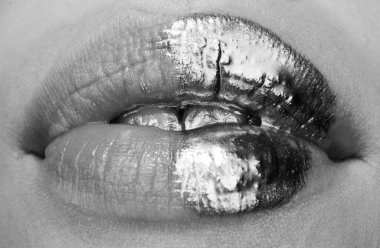 Altın ruj yakın plan. Metal makyajlı dudaklar. Seksi dudaklar, metalik ruj, yakın çekim. Altın sanat tasarımı.