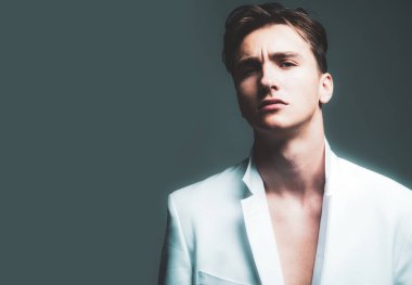 Moda erkek modeli. Gri arka planda izole edilmiş seksi bir adam..
