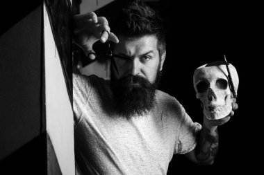 Sandal ağacı tıraş kremi. Melisa cildi nemlendirmek için kuru vücut parçaları üzerinde. Eski vintage kuaför dükkanı kutup moda. Kuaför dükkanı mükemmel bakmak saç kesimi yapma. Sakallı bir adam bir kuaför dükkanında tıraş Kuaför.