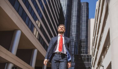 Ofisin dışında duran kendinden emin bir iş adamının portresi..