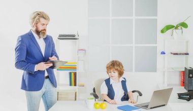 Pazarlama ekibi beyin fırtınası araştırması yapıyor. Ofis koltuğunda oturan sevimli çocuk kendine güvenen büyük patron, komik iş adamı patronluk taslayan çocuk, yönetmen ve güçlü lider kavramı..