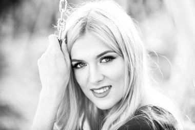 İlkbahar romantik sarışın romantik kadın portresi. Romantik gülüşlü kadın. Güneşli yaz gününde genç bir kadın. Güzel kız dışarıda, kapayın güzel genç bayan yüzünü.