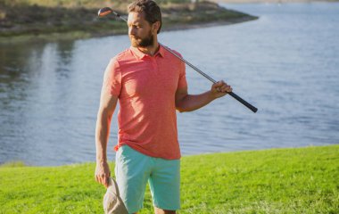 Profesyonel golf sahasında erkek golfçü. Golf sopasıyla golf oynayan adamın portresi..