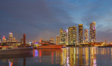 Biscayne Körfezi 'nden Miami şehri gökyüzü manzarası.