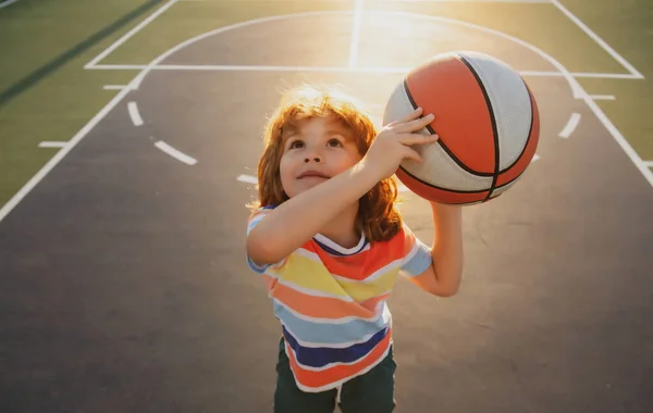 Glad liten pojke som spelar basket på lekplatsen. Sport för barn. — Stockfoto