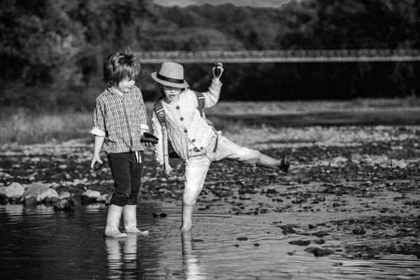 Grupo feliz niña y niño que se divierten jugando en el río en verano. Campamento de verano para niños. concepto de estilo de vida vacaciones . — Foto de Stock