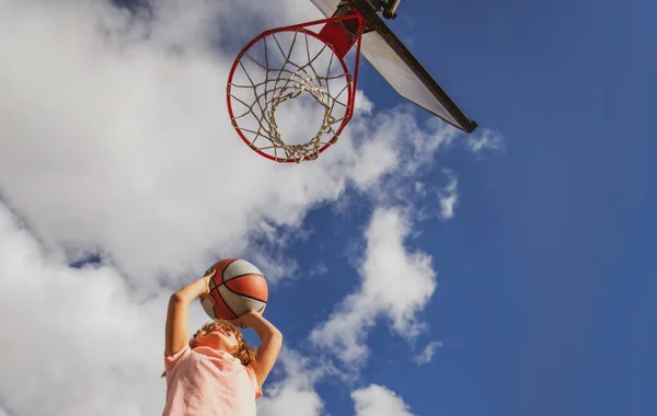 Grabben koncentrerade sig på att spela basket. — Stockfoto