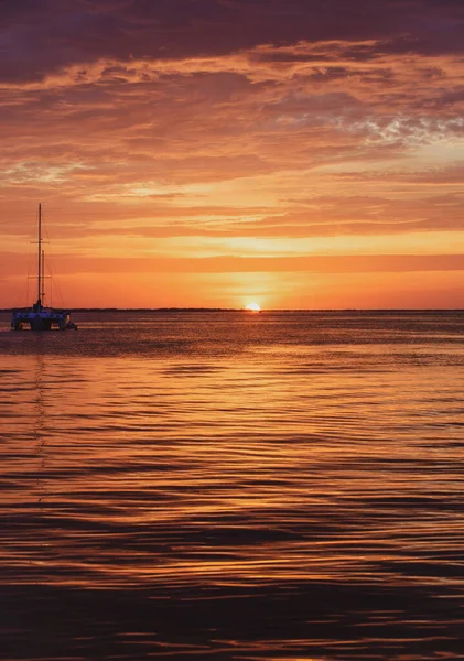 Havsbåt på vatten. Segelbåtar vid solnedgången. Ocean yacht seglar längs vattnet. — Stockfoto