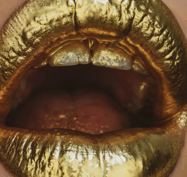 Χρυσή μπογιά στα χείλη. Χρυσά χείλη, αισθησιακό γυναικείο στόμα. Μεταλλική δημιουργική τέχνη συνθέτουν από κοντά. Χρυσή ιδέα. Χρυσός σχεδιασμός τέχνης. — Φωτογραφία Αρχείου