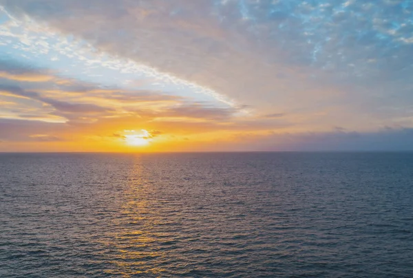 Ηλιοβασίλεμα στη θάλασσα. Ξημέρωσε στην παραλία. Πολύχρωμο ωκεανό, τοπίο της φύσης φόντο με αντίγραφο χώρο. — Φωτογραφία Αρχείου
