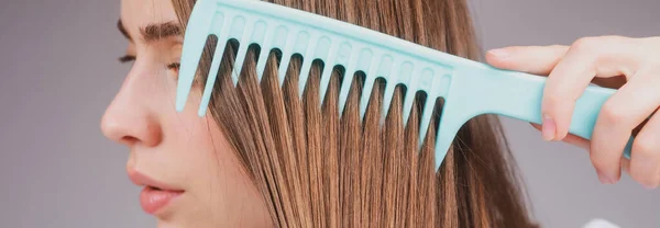 Zblízka žena česat vlasy. Péče o vlasy. Krásná brunetka žena kartáčování vlasů s kartáčkem na vlasy. Čištění zdravých vlasů hřebenem. — Stock fotografie