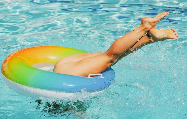 Sommerfrau im Schwimmbad. weiblichen Arsch Gesäß. Mädchen mit Schwimmring. Sommerurlaub. — Stockfoto