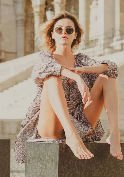 Mujer hermosa en ropa de primavera de verano de moda al aire libre. Mujer elegante modelo de descanso relajante en la calle de la ciudad. Tendencia de verano, ropa de moda. — Foto de Stock