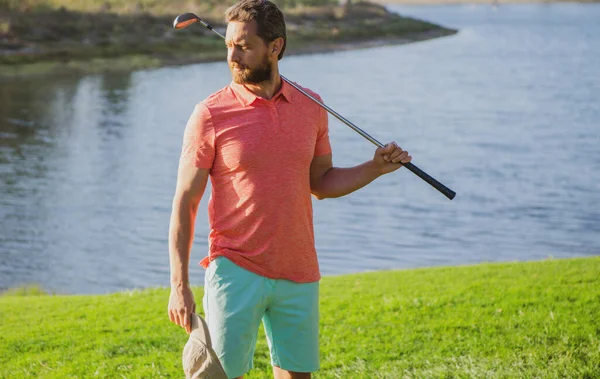 Jugador de golf masculino en campo de golf profesional. Retrato del hombre golfista con club de golf. —  Fotos de Stock