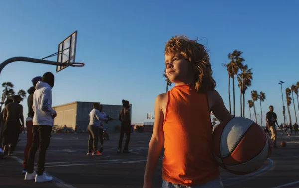 Basketbol topu olan çocuk. Çocuklar sportif yaşam tarzı. Çocuklar spor aktivitesi. — Stok fotoğraf