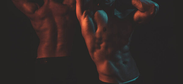 Сильный спортивный человек накачивая мышцы пресса тренировки фитнес и бодибилдинг здоровой концепции. Два мускулистых спортсмена делают упражнения для живота голым туловищем
.