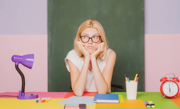 Istruzione, scuola e concetto di persone. Felice sorridente giovane studente o insegnante vicino sfondo lavagna verde. Scadenza apprendimento e fare i compiti. — Foto Stock