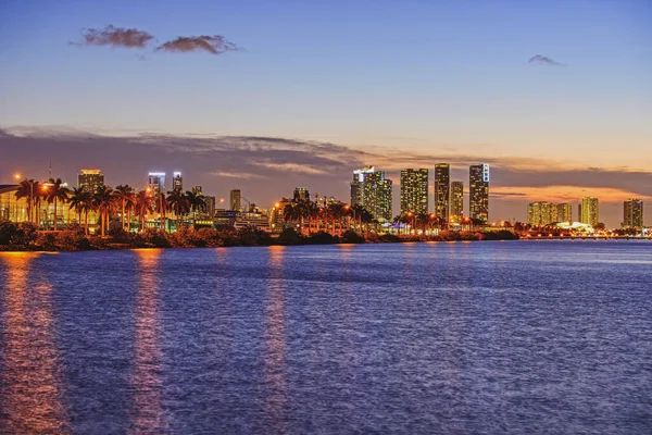 Miami city night. Stadt Miami, Nachtpanorama von GeschäftsWolkenkratzern in der Innenstadt. — Stockfoto