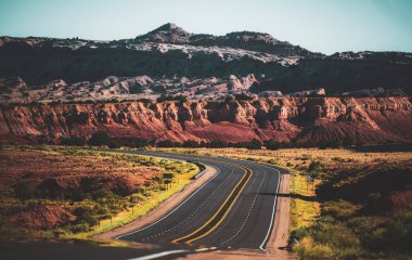 Kayalıklı manzara, güneşli gökyüzü bulutlu ve yazın akşamları güzel asfalt yol..