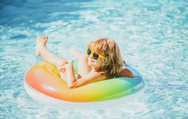 Yaz tatili. Yaz çocukları hafta sonu. Havuzdaki çocuk. Aquapark 'ta bir çocuk. Şişme lastik çemberdeki komik çocuk..