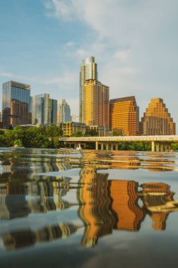 Austin, Teksas manzarası ABD şehir merkezindeki ufuk çizgisi. Sudaki yansıma.