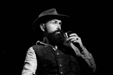 Alkollü içki bağımlısı. İnsanlar onun kötü alışkanlıklarıyla boğuşıyor. Alkol bağımlılığı tehlikelidir. Sakallı adam cam brendi tutar.