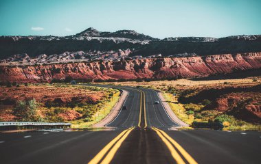 Ufukta asfalt yolu olan doğal Amerikan manzarası.