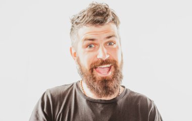 Duygular. Gülen mutlu adam. Yakışıklı bir genç. Olumlu insan ifadeleri ve duyguları.