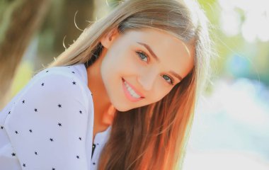 Mükemmel deri portresi olan güzellik merkezi kadını. Temiz ciltli, güzel genç bir kadın..