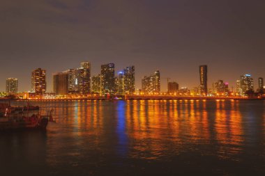 Gün batımında Miami. Miami Florida, Macarthur geçidinin renkli silueti.