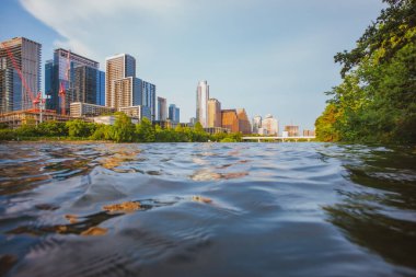 Austin, Teksas şehir merkezi silueti. Austin sabahı pembe renkli şehir.