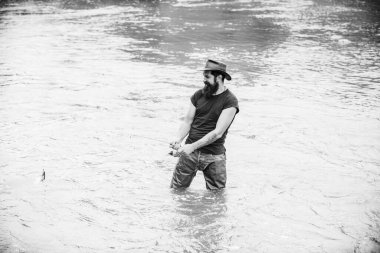 Şapkalı ve balıklı sakallı balıkçı. Balık tutmak eğlencelidir. Tatildeki portre adam. Hafta sonu. Yaz hafta sonları ya da tatil. Olgun erkek balıkçılığı. Erkek hobisi.