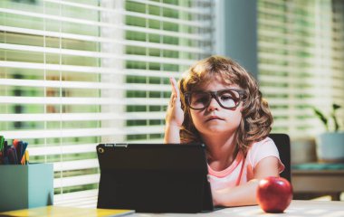 İnternetteki çocuk, evde eğitim. Çocuklar için online dersler. Çocuklar için ev eğitimi ve uzaktan eğitim. Video öğretmeniyle online öğrenci çalışması.
