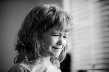 Sarışın gözyaşlarıyla ağlıyor. Üzgün çocuk. Çocuklar yerine aile içi şiddet. Zorbalık, depresif stres ya da hüsran kavramı. Çocuk, manzarayı kapat. Saf otantik duygu..