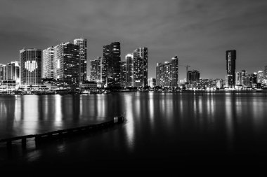 Miami Sunset Panorama 'sı. Biscayne Körfezi' nde renkli iş yerleri ve konut binaları ve köprü. Biscayne Körfezi 'ndeki Miami silueti, şehir gece arkaplanı..