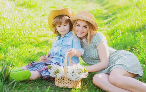 Happy mother day with son at picnic. Family mom with kid sitting on the grass in park. — Stock Photo, Image