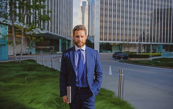 Empresario con negocio de éxito. Retrato al aire libre modelo masculino en traje. —  Fotos de Stock