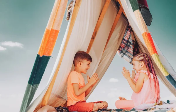 Bambini felici. Relazioni tra fratello e sorella. Affetto e cura. Famiglia bambini che giocano in tenda. Bambini carini divertirsi all'aperto. — Foto Stock