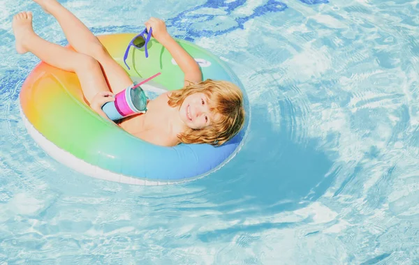 Porträtt av ett barn som skrattar i en simbassäng. Cocktail på vatten pool på sommaren. — Stockfoto