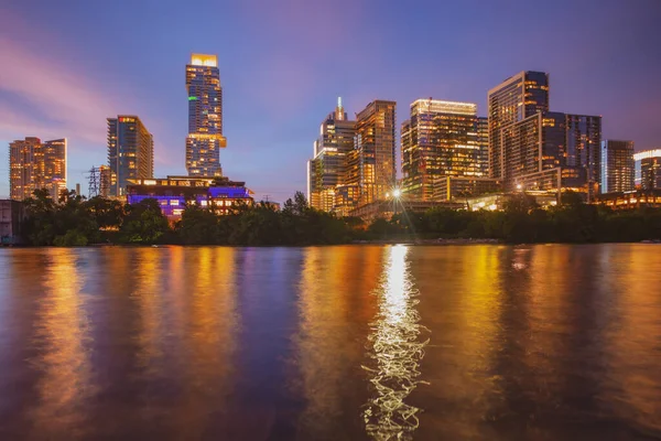 Pohled na Austin, Texas v USA v centru panorama. Reflexe ve vodě. — Stock fotografie