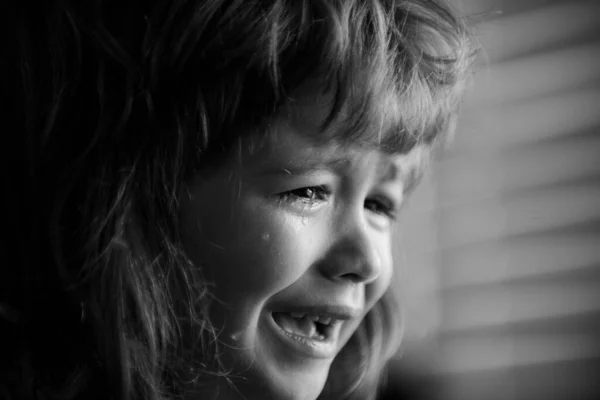 Zbliżenie smutnej dziecięcej twarzy płaczącej ze łez. — Zdjęcie stockowe