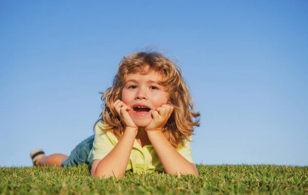 Bambino ragazzo godendo sul campo di erba e sognando. — Foto Stock