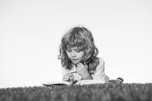 Crianças imaginação, inovação e inspiração crianças. Retrato ao ar livre do menino lendo um livro. — Fotografia de Stock