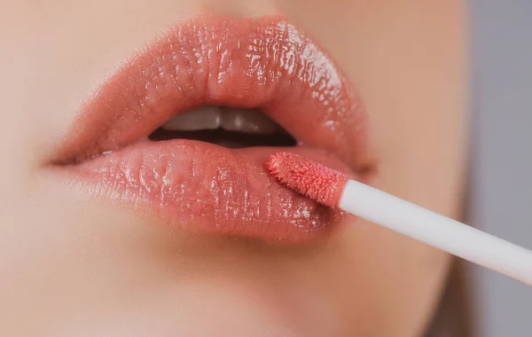 Nude Make-up Schönheit. Lippen Lippenstift Nahaufnahme. Lippenschminke auftragen. Verwöhnung, Lippenkorrektur. — Stockfoto