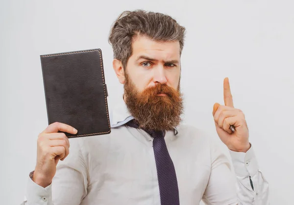 Jonge zakenman. Het bedrijf, kantoor, werkconcept. Jonge zakenman, geïsoleerd op witte achtergrond. Vrolijke financieel adviseur met een baard die een idee heeft. Manager holding map met document. — Stockfoto